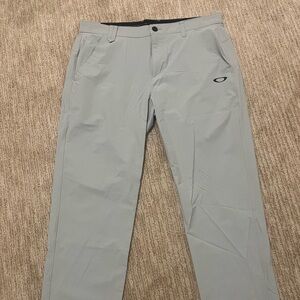 Oakley Gray Chinos Versatile Flat Front Design